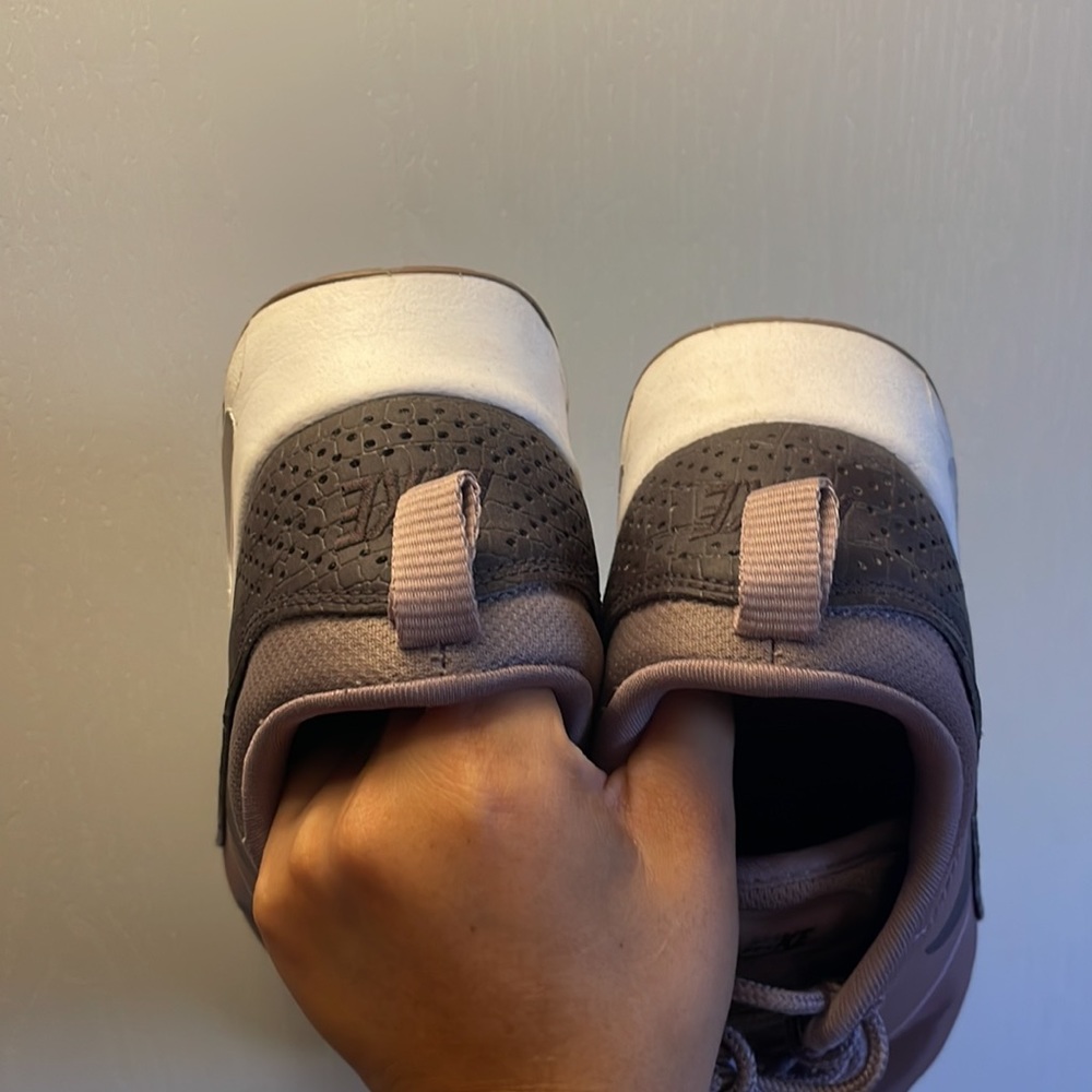 Women Limited Edition Nike Shoes - Picture 4 of 6